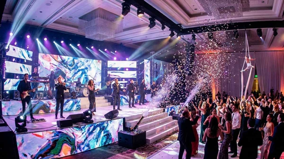 Düğünlerde Eğlence Küratörlüğü ve Sahne Sanatları Yönetimi : The Stage of Dreams